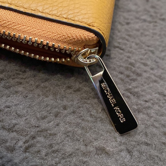 Michael Kors Jet Set Travel Large Leather Phone Case/Wristlet - Picture 11 of 14